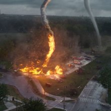 Into the Storm: fuoco e fiamme scatenate dal tornado in una scena del film