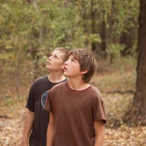Mud: Tye Sheridan e Jacob Lofland in una scena del film