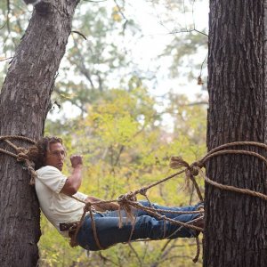Mud: Matthew McConaughey nei panni di Mud in una scena del film