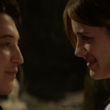 Quel momento imbarazzante: Mackenzie Davis con  Miles Teller in una scena del film