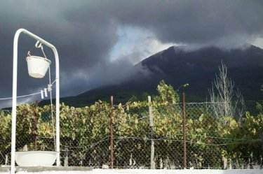 Sul vulcano: nuvole minacciose sul Vesuvio in una scena del film