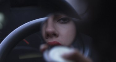 Under the Skin: gioco di specchi per l'aliena Scarlett Johansson