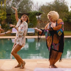 Walking in Sunshine: balletto di gruppo a bordo piscina