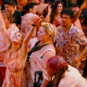 Walking in Sunshine: Hannah Arterton in una scena del film