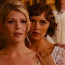 Walking in Sunshine: Annabel Scholey e Hannah Arterton in una scena