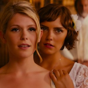 Walking in Sunshine: Annabel Scholey e Hannah Arterton in una scena