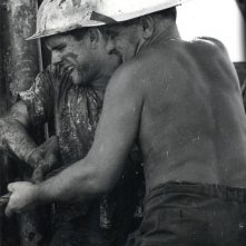 La Zuppa del Demonio: Iran 1959, uomini su una piattaforma petrolifera dell'Eni