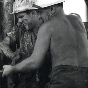 La Zuppa del Demonio: Iran 1959, uomini su una piattaforma petrolifera dell'Eni