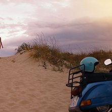 Walking in Sunshine: Giulio Berruti al tramonto con Hannah Arterton in una scena del film