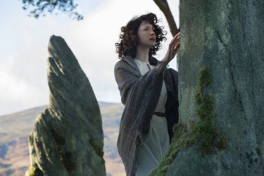 Outlander: Caitriona Balfe in un momento dell'episodio Sassenach