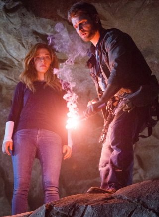 Under the Dome: Rachelle Lefevre con Mike Vogel nell'episodio Going Home