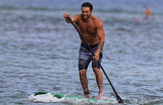 Jason Momoa impegnato in uno sport acquatico