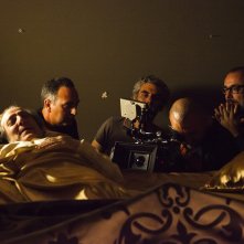 Words with Gods: Álex de la Iglesia con i suoi attori sul set dell'episodio The Confession 