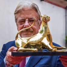 Giancarlo Giannini con in mano il Pardo consegnatogli dal festival di Locarno