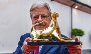 Giancarlo Giannini con in mano il Pardo consegnatogli dal festival di Locarno