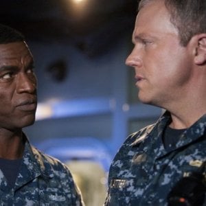The Last Ship: Charles Parnell e Adam Baldwin nell'episodio Two Sailors Walk Into a Bar...