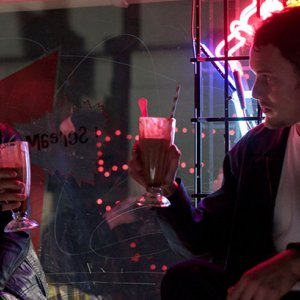 Burying the Ex: Anton Yelchin e Alexandra Daddario in una scena del film