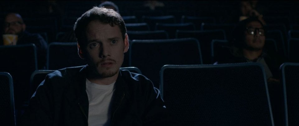 Burying the Ex: Anton Yelchin in una scena della commedia-horror di Joe Dante