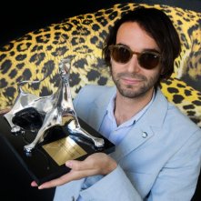 Alex Ross Perry, regista di Listen Up Philip, stringe in mano il premio speciale per la regia a Locarno 2014