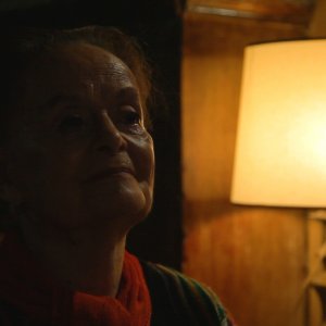 Un intenso primo piano di Maria Fux nel film Dancing with Maria