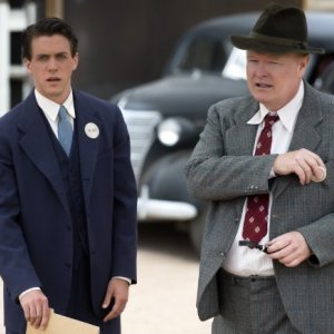 Manhattan: Christian Clemenson e Ashley Zuckerman nell'episodio Last Reasoning of Kings