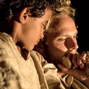 Theeb: Jacir Eid con Jack Fox in una scena del film