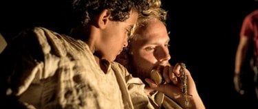 Theeb: Jacir Eid con Jack Fox in una scena del film