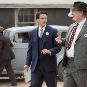 Manhattan: Ashley Zuckerman e Christian Clementson nell'episodio Last Reasoning of Kings