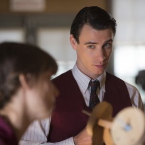 Manhattan: un'immagine di Harry Lloyd nell'episodio Last Reasoning of Kings