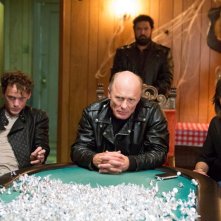 Anton Yelchin con Ed Harris e Milla Jovovich in Cymbeline