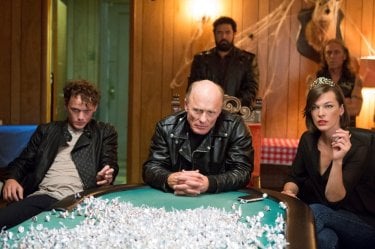 Anton Yelchin con Ed Harris e Milla Jovovich in Cymbeline