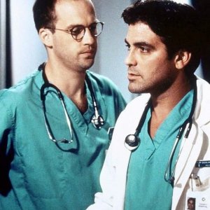 E.R. - Medici in prima linea: George Clooney e Anthony Edwards in una scena