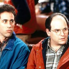 Seinfeld: Jerry Seinfeld e Jason Alexander in una scena della serie