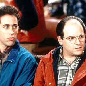 Seinfeld: Jerry Seinfeld e Jason Alexander in una scena della serie