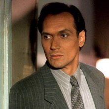 Jimmy Smits in una scena di NYPD Blue