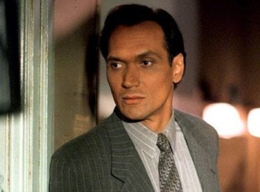 Jimmy Smits in una scena di NYPD Blue