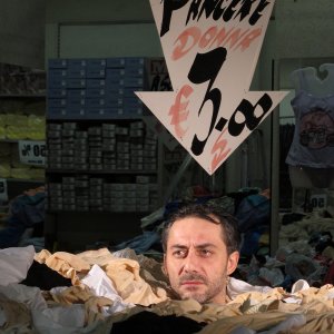 The Show Mas Go On: una curiosa immagine di Filippo Timi nel documentario di Rä di Martino