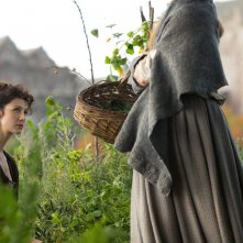 Outlander: Caitriona Balfe e Lotte Verbeek nell'episodio Castle Leoch