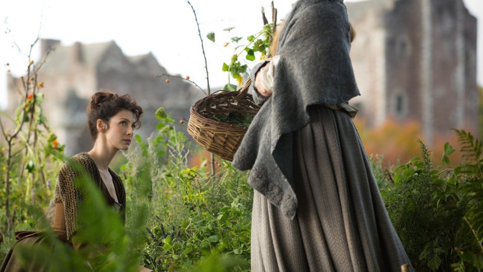 Outlander: Caitriona Balfe e Lotte Verbeek nell'episodio Castle Leoch