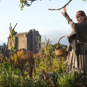 Outlander: un'immagine di Lotte Verbeek nell'episodio Castle Leoch