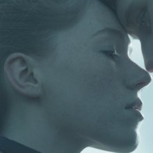 Bypass: George MacKay con Charlotte Spencer in una scena del film