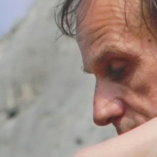 Michel Houellebecq nei panni di Paul in una scena di Near Death Experience