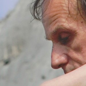 Michel Houellebecq nei panni di Paul in una scena di Near Death Experience