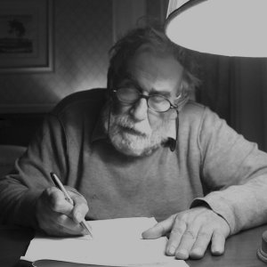 Tatti Sanguineti in una scena del film grottesco Belluscone, una storia siciliana