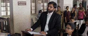 Court: Vivek Gomber in una scena del film