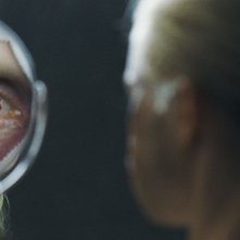 Goodnight Mommy: Susanne Wuest allo specchio in una scena del film