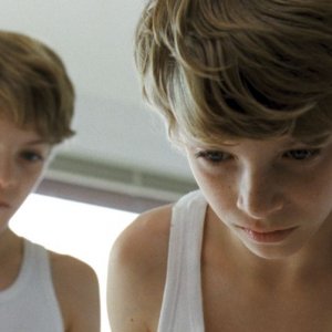 Goodnight Mommy: i gemelli Elias Schwarz e Lukas Schwarz in una scena del film