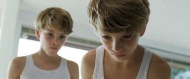 Goodnight Mommy: i gemelli Elias Schwarz e Lukas Schwarz in una scena del film