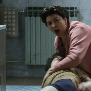 These Are the Rules: Jasna Zalica soccorre Hrvoje Vladisavljevic in una scena