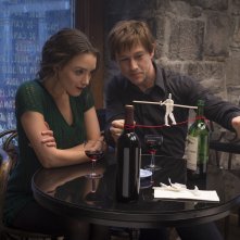 The Walk: Joseph Gordon-Levitt e Charlotte Le Bon osservano la riproduzione di un equilibrista